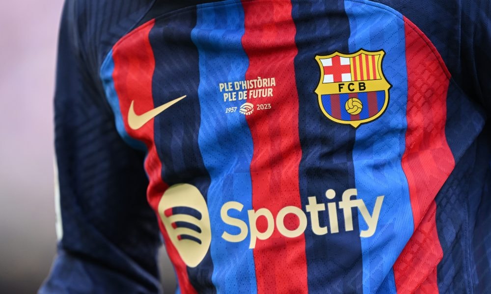 Le projet de maillot domicile du Barça avec un col polo, des bandes bleu et grenat et des détails jaunes.