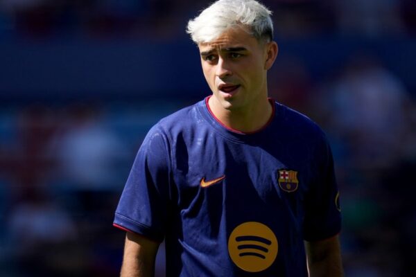 Pedri et Hansi Flick lors d’un match du FC Barcelone.