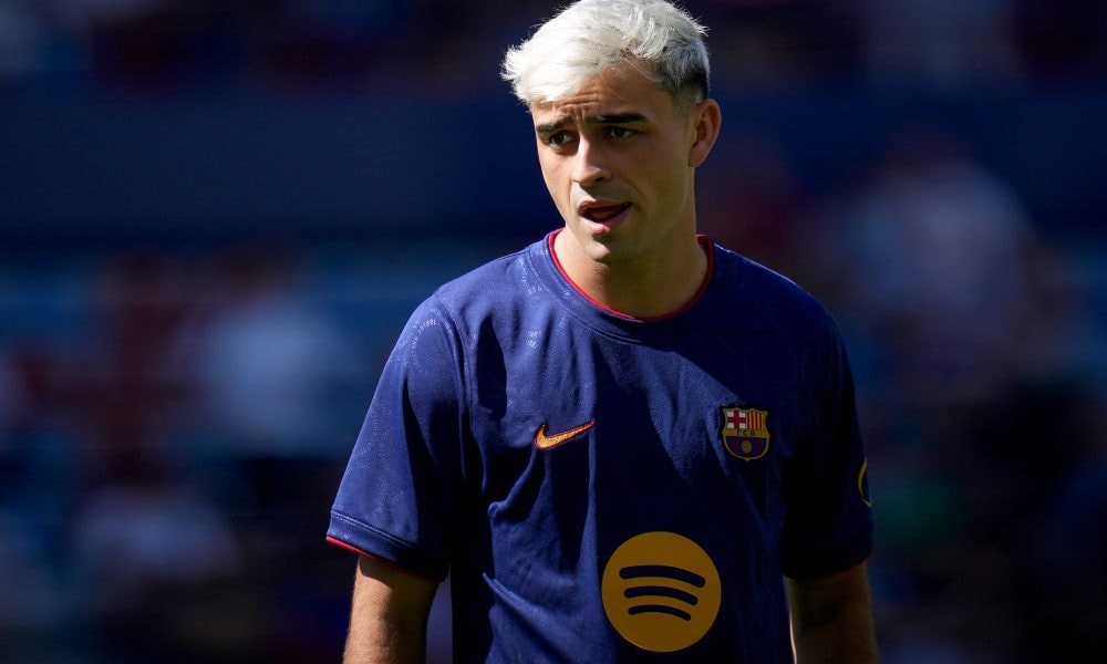 Pedri et Hansi Flick lors d’un match du FC Barcelone.