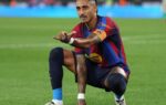 Raphinha portant le maillot du Barça sur la pelouse du Camp Nou.