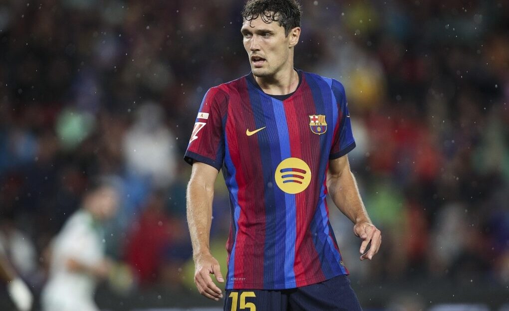 Andreas Christensen assis sur le banc du Barça avec une poche de glace sur la cuisse lors du match contre Séville.