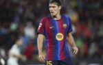 Andreas Christensen assis sur le banc du Barça avec une poche de glace sur la cuisse lors du match contre Séville.