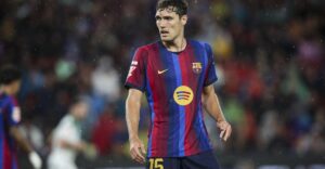 Andreas Christensen assis sur le banc du Barça avec une poche de glace sur la cuisse lors du match contre Séville.