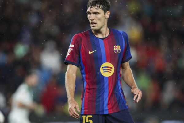 Andreas Christensen assis sur le banc du Barça avec une poche de glace sur la cuisse lors du match contre Séville.