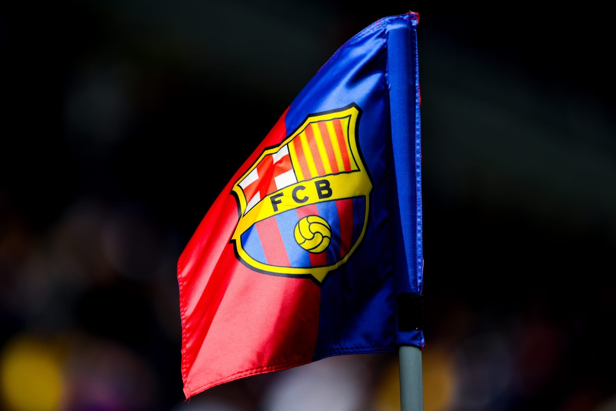 Un écusson du FC Barcelone sur un poteau de corner.
