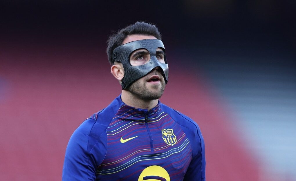 Eric García porte un masque de protection pendant l'entraînement du FC Barcelone.