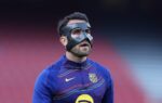 Eric García porte un masque de protection pendant l'entraînement du FC Barcelone.