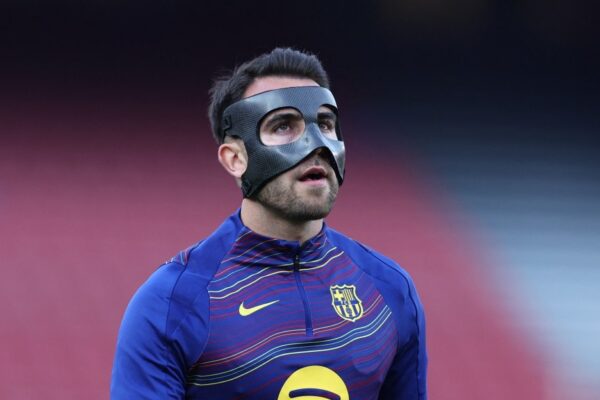 Eric García porte un masque de protection pendant l'entraînement du FC Barcelone.