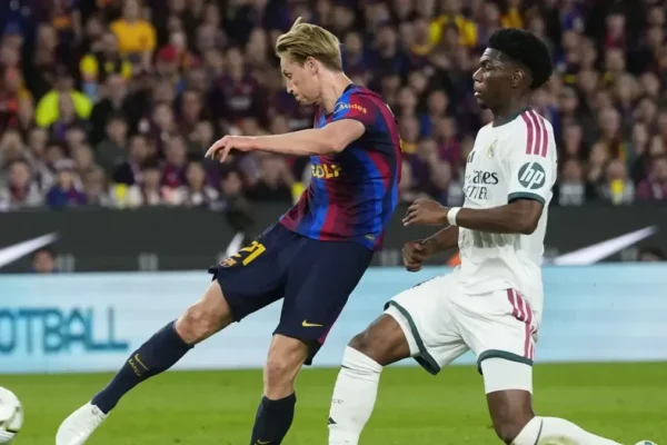Frenkie de Jong sous le maillot du Barça lors du Clásico.