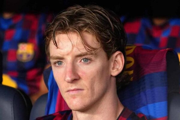 Anthony Gordon, joueur du FC Barcelone, sur un terrain de football.