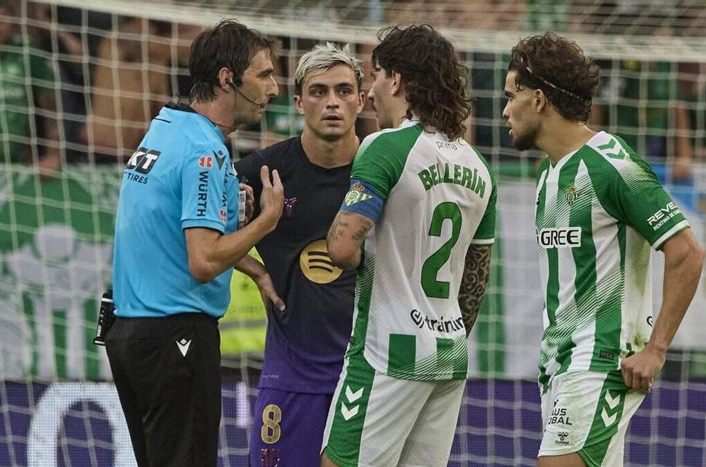 De Burgos Bengoetxea, l’arbitre ayant annulé le but de Lo Celso contre le Barça.