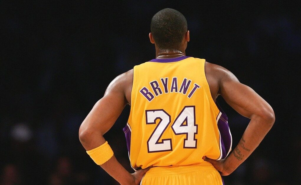 Un maillot du Barça aux couleurs jaune et violette évoquant les Los Angeles Lakers.