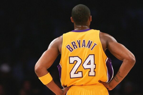 Un maillot du Barça aux couleurs jaune et violette évoquant les Los Angeles Lakers.