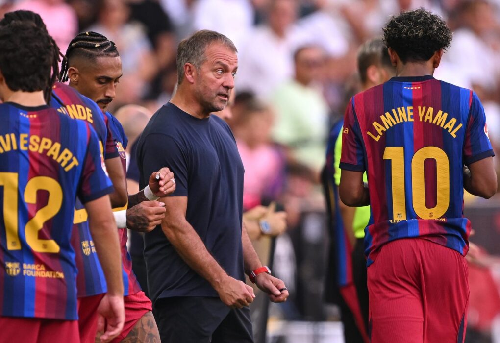 Hansi Flick sur le banc du Barça pendant un match.