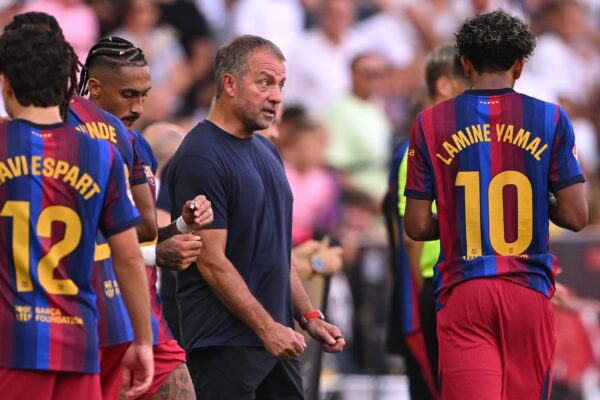 Hansi Flick sur le banc du Barça pendant un match.