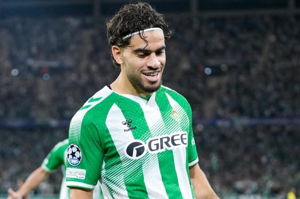 Ez Abde sous les couleurs du Betis sur un terrain de football.