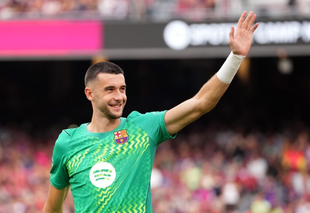 Joan García, gardien du Barça, sur un terrain de football.