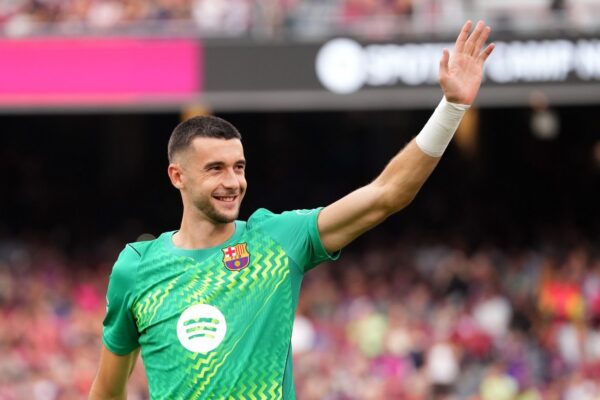 Joan García, gardien du Barça, sur un terrain de football.
