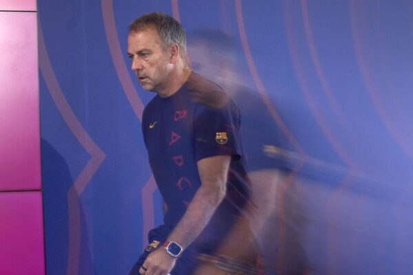 Hansi Flick sur le banc du Barça lors d'un match.