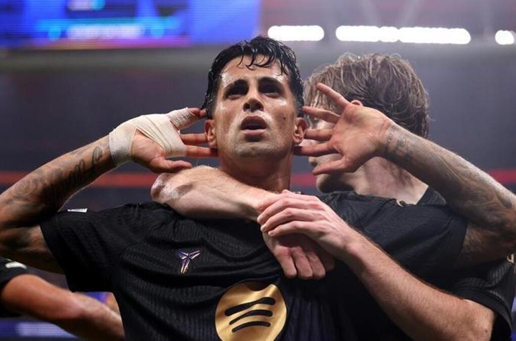 João Cancelo sous le maillot du Barça lors d'un match.