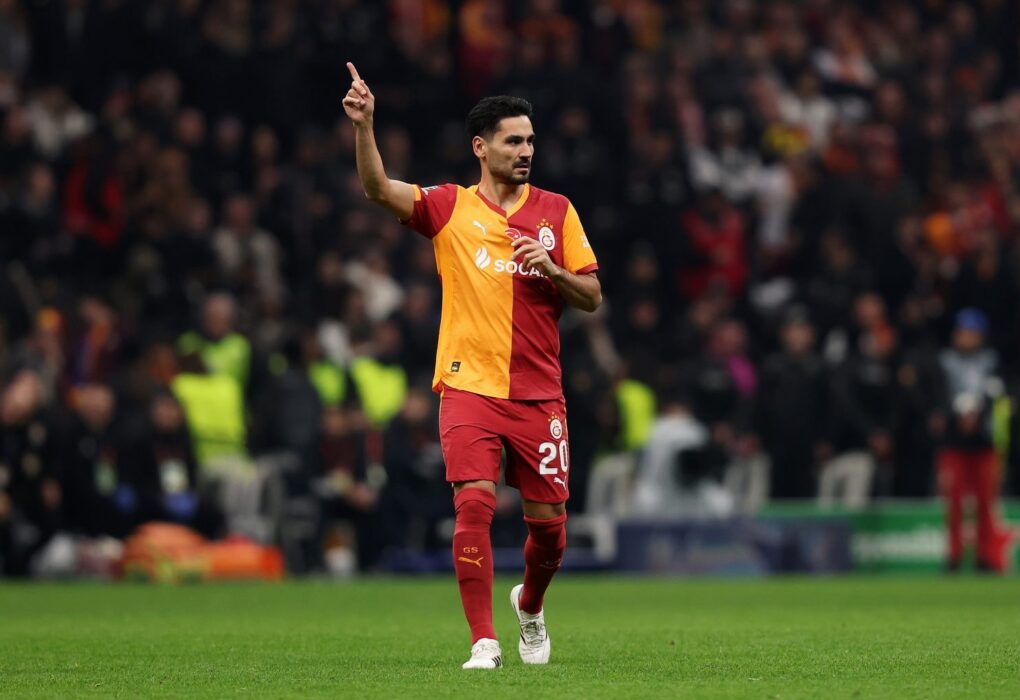 İlkay Gündoğan, ancien milieu du Barça désormais à Galatasaray, sur un terrain de football.