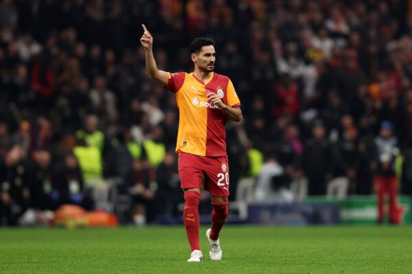 İlkay Gündoğan, ancien milieu du Barça désormais à Galatasaray, sur un terrain de football.