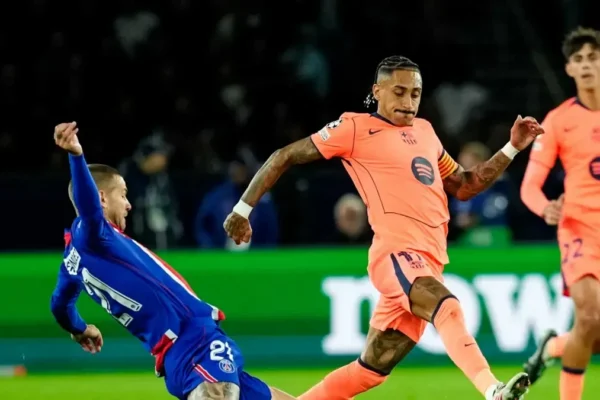 Raphinha sur le terrain lors du match du Barça contre le PSG.