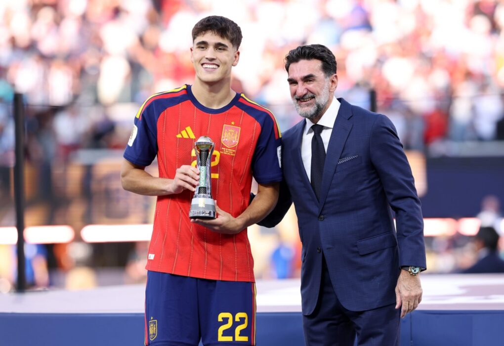 Pau Cubarsí sous le maillot du Barça.