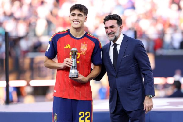 Pau Cubarsí sous le maillot du Barça.