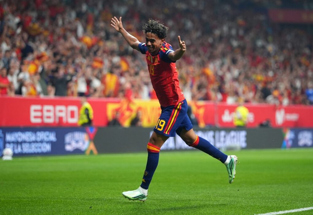 Lamine Yamal sous le maillot de l'Espagne.