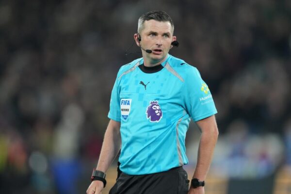 Michael Oliver, désigné pour arbitrer le PSG face au Barça au Parc des Princes.
