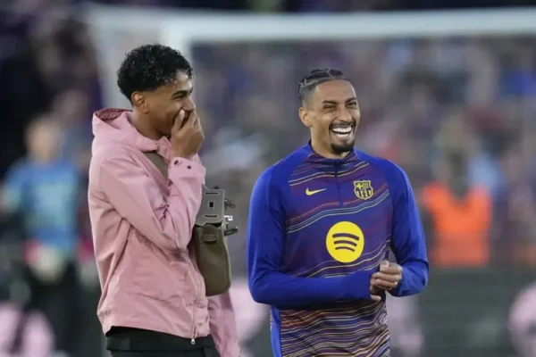 Raphinha et Lamine Yamal sous les couleurs du Barça lors d’un Clásico face au Real Madrid.