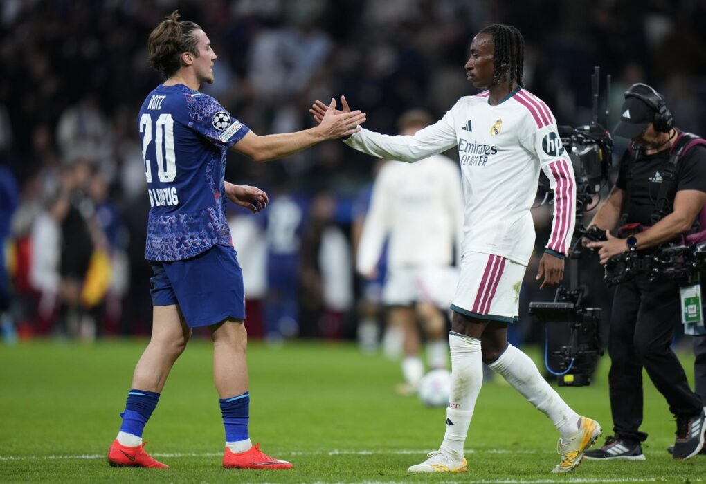 Les joueurs du Barça et du Real Madrid sur la pelouse lors d’un Clásico.