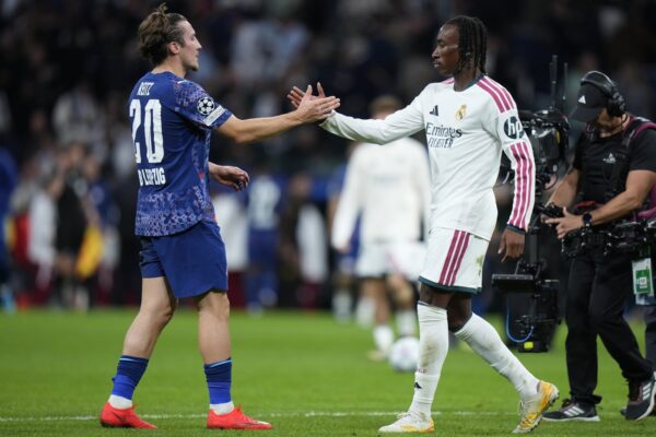 Les joueurs du Barça et du Real Madrid sur la pelouse lors d’un Clásico.