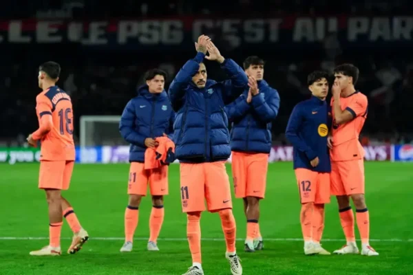Hansi Flick et les joueurs du Barça lors d'un match face au Paris Saint-Germain.