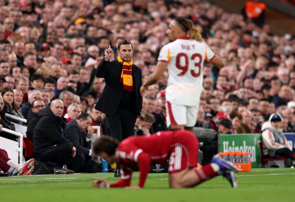 Okan Buruk, entraîneur de Galatasaray, avant la rencontre de Ligue des Champions contre le Barça.