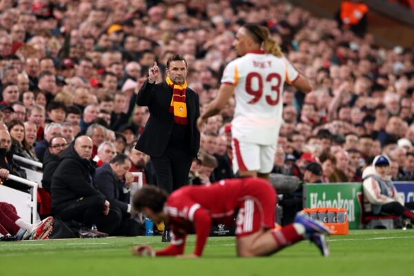 Okan Buruk, entraîneur de Galatasaray, avant la rencontre de Ligue des Champions contre le Barça.