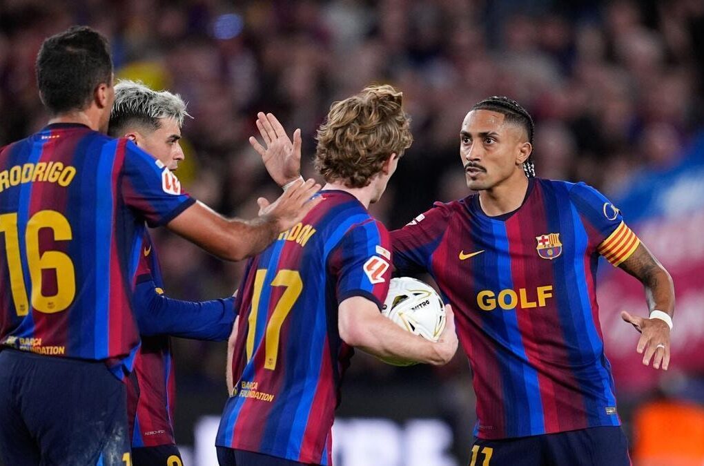 Hansi Flick, entraîneur du FC Barcelone, au bord du terrain.