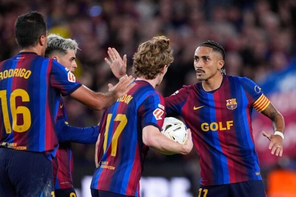 Hansi Flick, entraîneur du FC Barcelone, au bord du terrain.