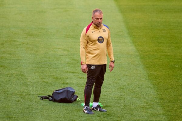 Hansi Flick à l'entraînement du Barça avant la réception de Getafe au Camp Nou.