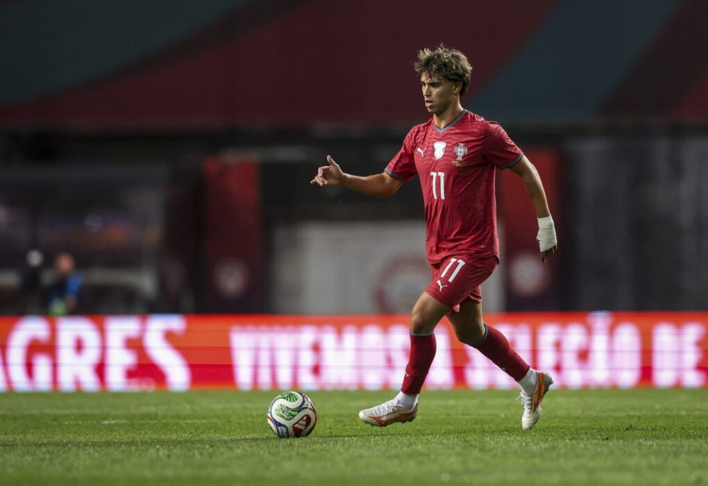 João Félix sur un terrain de football.