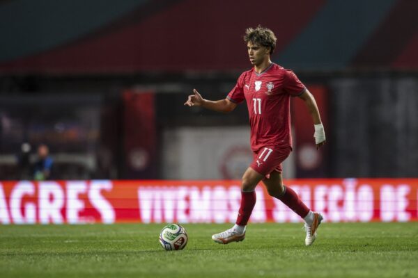 João Félix sur un terrain de football.