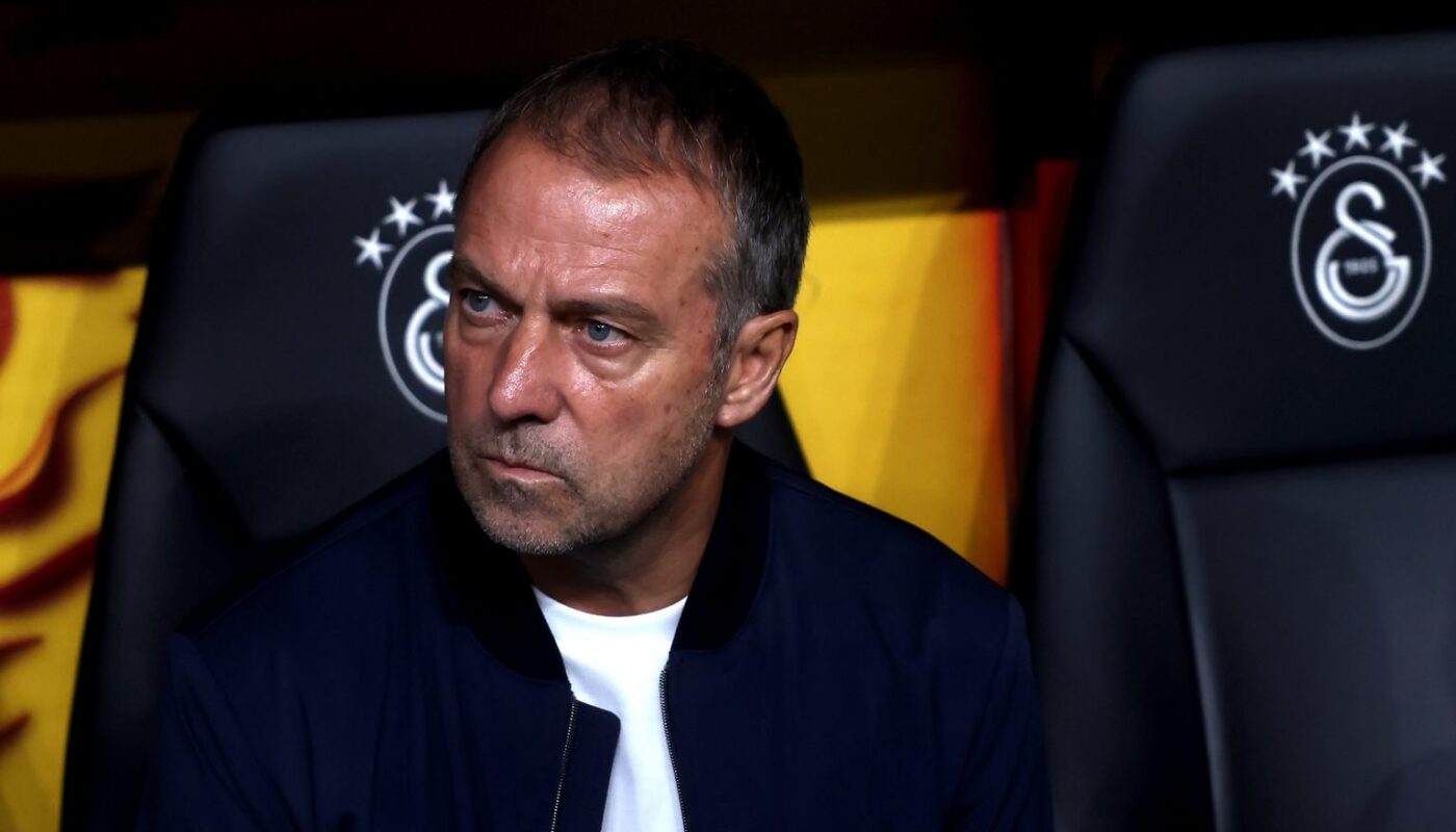Hansi Flick, entraîneur du Barça, au bord du terrain.