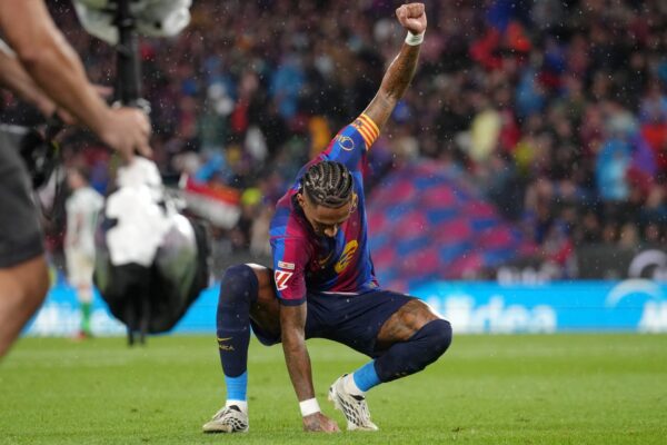 Raphinha, capitaine du Barça, sous le maillot blaugrana.