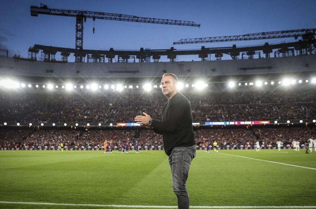 La pelouse du Camp Nou, où le Barça accueillera le Real Madrid le 25 octobre 2026.
