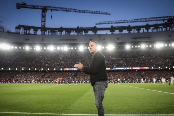 La pelouse du Camp Nou, où le Barça accueillera le Real Madrid le 25 octobre 2026.