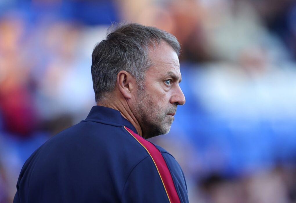 Hansi Flick, entraîneur du Barça, au bord du terrain.