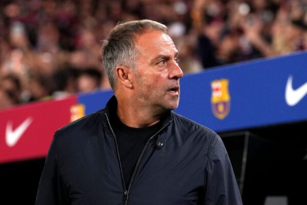 Hansi Flick, entraîneur du Barça, dont les options défensives sont réduites par les blessures.