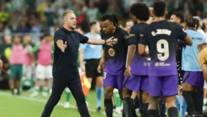 Hansi Flick, entraîneur du Barça, au bord du terrain.