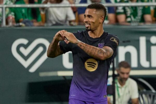 Gabriel Jesus sous le maillot du Barça lors d’un match.